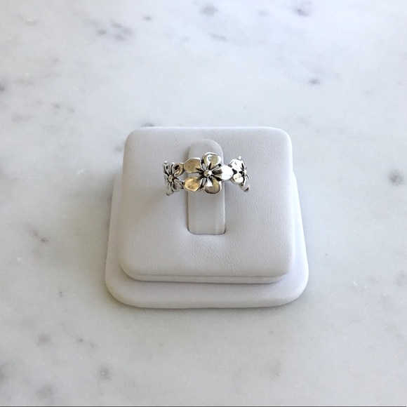 Sz 6, Sale $12 Firm! .925 Sterling Silver Triple Flower Ring - Picture 10 of 14